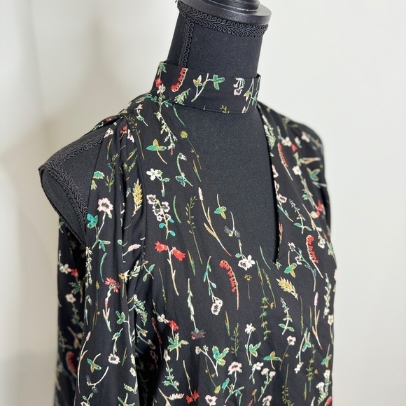 Design Lab Lord & Taylor Black Floral V-Neck Open Sleeve Blouse (S) - Picture 3 of 9